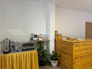 kuchnia ze stołem z żółtą tkaniną w obiekcie Casa Balea w mieście Balea