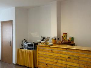kuchnia z drewnianą komodą i blatem w obiekcie Casa Balea w mieście Balea