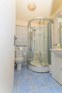 un baño con ducha y WC en LE NID DES MOUETTES, en Cherbourg-en-Cotentin