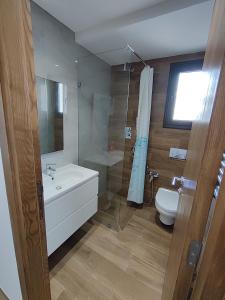 Un baño con un lavabo blanco y un inodoro. en Coquet appartement avec piscine à 10min de l'aéroport Tunis - family only, en La Soukra