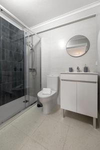un bagno bianco con wc e doccia di Casa do Alecrim a Óbidos