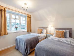 ワシンバラにある3 Bed in Lincoln 90396の窓のある部屋にベッドが2つある