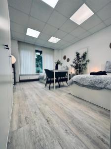 a bedroom with a bed and a dining room with a table at Apartment FLIXI I Zentral & Gemütlich in Nordhorn