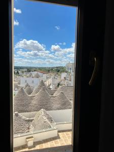 una vista di una città da una finestra di Panorama sui trulli ad Alberobello