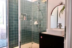 Koupelna v ubytování MAISON DE CAMPAGNE - Calme & Confort - Jardin Barbecue - Parking et Wifi Gratuit - ESPACE ET DETENTE - Idéal FAMILLE + 30 fotografií