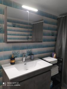 un bagno con lavandino e specchio di Aura Estiva a Agia Triada Altre 23 foto