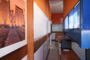 a hallway with a desk and a tv on a wall at Comprensorio Olivetti - La Serra - stanza 204 in Ivrea