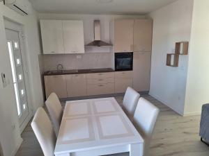 Kuchyň nebo kuchyňský kout v ubytování Apartment Mara