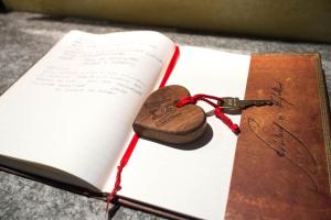 a heart shaped key sitting on top of a book at Hotel & Restaurant Saint Nicolas Gran Paradiso in Saint Nicolas