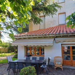 a table and chairs in front of a house at Casa Julián in Las Navas del Marqués