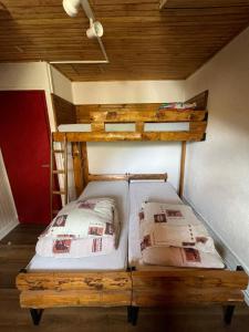 Postel nebo postele na pokoji v ubytování Chambres au CampdeBase