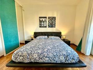 Ένα ή περισσότερα κρεβάτια σε δωμάτιο στο Golden Luxe - Villa private garden next the Sea