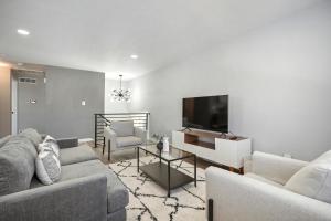 Μια τηλεόραση ή/και κέντρο ψυχαγωγίας στο Serene 4-Bedroom Getaway in Arvada! Pet-friendly!