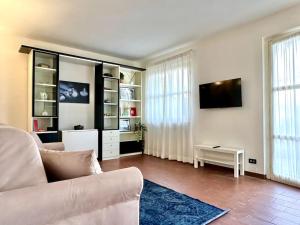 Μια τηλεόραση ή/και κέντρο ψυχαγωγίας στο Golden Luxe - Villa private garden next the Sea