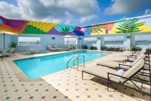 Bazén v ubytování Hotel Rumbao, a Tribute Portfolio Hotel nebo v jeho okolí