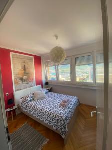 Step 2 Sky tesisinde bir odada yatak veya yataklar