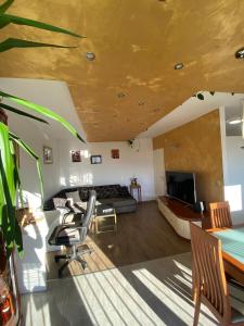 Step 2 Sky tesisinde bir oturma alanı