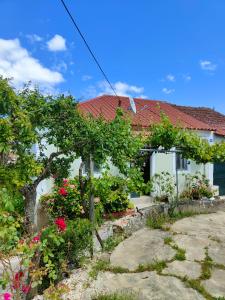 a house with a bunch of flowers in front of it at Como EM Casa in Alburitel