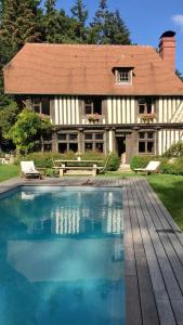 Swimmingpoolen hos eller tæt på Maison de charme en Normandie à 5 mn de la mer
