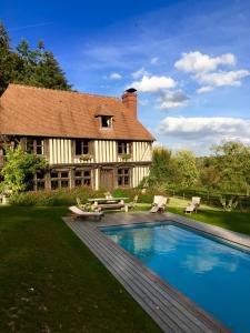 Swimmingpoolen hos eller tæt på Maison de charme en Normandie à 5 mn de la mer