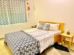 Un pequeño dormitorio con una cama y una mesa. en Appartement Jito, en Cotonou