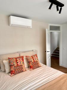 ザントフォールトにあるDutch Grand Prix Beach Houseの枕が置かれたベッドのある寝室