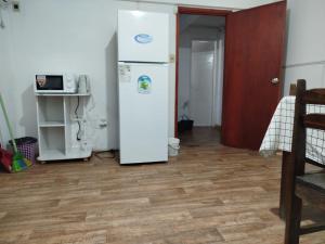 eine Küche mit einem weißen Kühlschrank im Zimmer in der Unterkunft Apartamento centro young in Young + 1 Foto