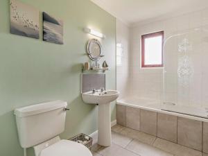 a bathroom with a toilet and a sink and a tub at 4 Bed in Blackwaterfoot 95184 in Blackwaterfoot +14 photos
