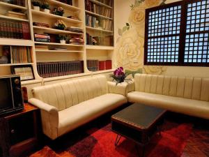 Χώρος καθιστικού στο J V BIG FAMILY HOME 4BR 5T&B in Quezon City !!