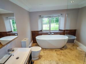 Et badeværelse på The Manor House Skerry Vore + 77 billeder