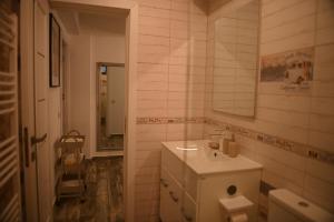 a bathroom with a sink and a mirror at Arin l Aparthotel #1 in Craiova