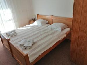 a bedroom with a bed with two towels on it at Apartman Maki in Dubravica