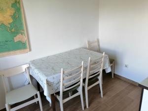 a white table and chairs in a white room with a table and chairsktop at Apartman Maki in Dubravica