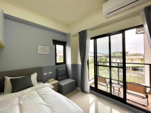 Ένα ή περισσότερα κρεβάτια σε δωμάτιο στο 彎彎小鷺 宜蘭包棟民宿