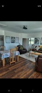 Posezení v ubytování Two bedroom apartment Ennistymon Lahinch