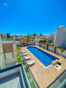 Hồ bơi trong/gần villa Prestige