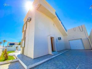 Tòa nhà nơi biệt thự tọa lạc