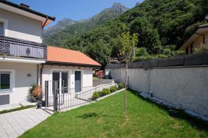 una casa con un patio con una valla en Eden 4, en Ornavasso 15 fotos más