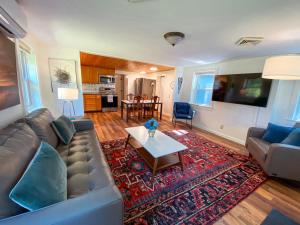 Kuchyň nebo kuchyňský kout v ubytování Caladan Cottage lake house