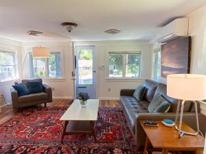 Posezení v ubytování Caladan Cottage lake house