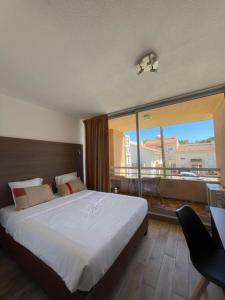 Postel nebo postele na pokoji v ubytování Hôtel Le Maritime