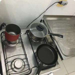 Η κουζίνα ή μικρή κουζίνα στο Apartamento Confortável