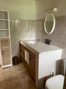 Koupelna v ubytování location appartement " les pas d'Amé" + 26 fotografií
