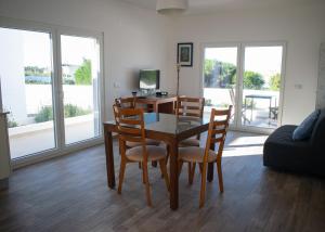 a living room with a dining room table and chairs at mar(y)ar alojamento local in A dos Cunhados