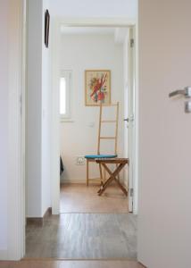 a hallway with a chair and a table in a room at mar(y)ar alojamento local in A dos Cunhados +24 photos