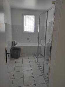 Koupelna v ubytování Chez AUBE Maison à la campagne 2-6 pers 3 chambres + 52 fotografií