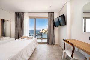 Televisyen dan/atau pusat hiburan di Athina Palace Resort & Spa