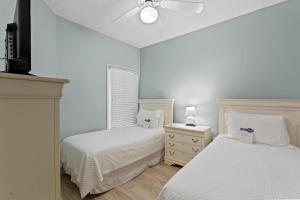 オレンジビーチにあるTidewater 709のベッド2台と天井ファン付きの寝室 +23枚の写真