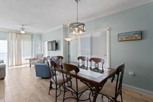 オレンジビーチにあるTidewater 709のテーブルと椅子のあるダイニングルームとリビングルーム