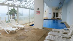 Bazén v ubytování Algarrobo Apartment nebo v jeho okolí